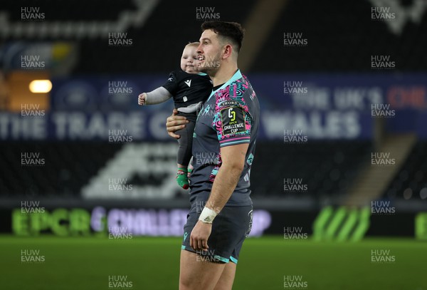 091223 - Ospreys v Benetton - European Challenge Cup - Owen Watkin of Ospreys at full time with his child