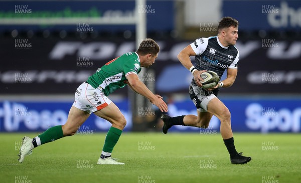 220918 - Ospreys v Benetton Rugby - Guinness PRO14 - Luke Morgan of Ospreys is challenged by Antonio Rizzi of Benetton