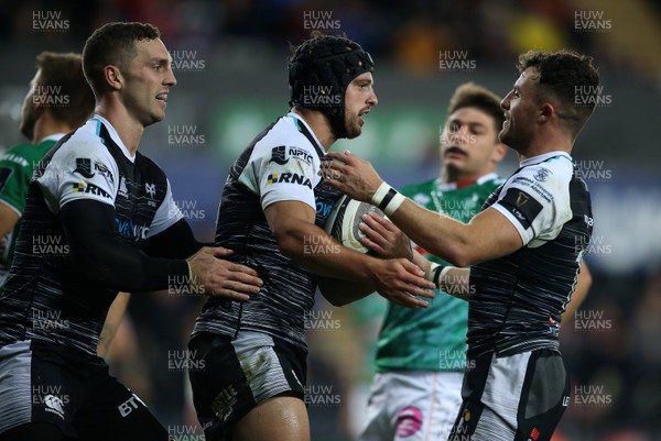 220918 - Ospreys v Benetton Rugby - Guinness PRO14 - Dan Evans celebrates scoring a try with George North and Luke Morgan of Ospreys