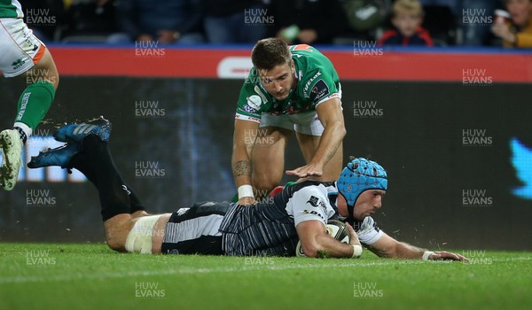 220918 - Ospreys v Benetton Rugby - Guinness PRO14 - Justin Tipuric of Ospreys scores a try