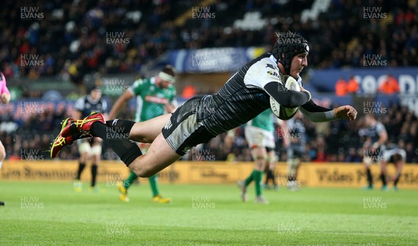 220918 - Ospreys v Benetton Rugby - Guinness PRO14 - Sam Davies of Ospreys dives over to score a try