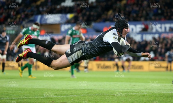 220918 - Ospreys v Benetton Rugby - Guinness PRO14 - Sam Davies of Ospreys dives over to score a try
