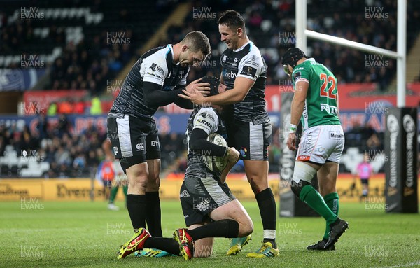 220918 - Ospreys v Benetton Rugby - Guinness PRO14 - Sam Davies of Ospreys celebrates scoring a try with George North and Owen Watkin