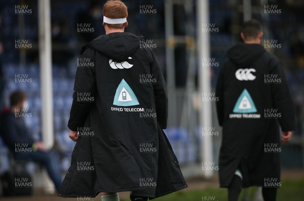 221120 - Ospreys v Benetton Rugby, Guinness PRO14 - Players warm up in Dyfed Telecom branded kit ware