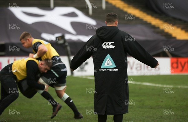221120 - Ospreys v Benetton Rugby, Guinness PRO14 - Players warm up in Dyfed Telecom branded kit ware