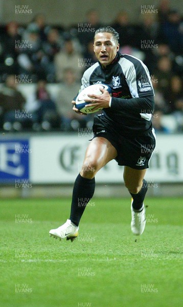 170206 Ospreys v Borders Ospreys Gavin Henson breaks away 