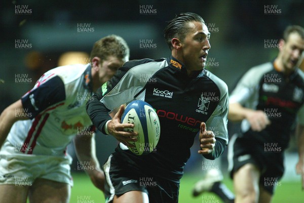 170206 Ospreys v Borders Ospreys Gavin Henson breaks away 