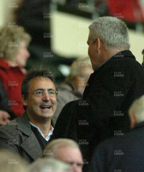 10.11.07 - Ospreys v Bourgoin - Heineken Cup - New Wales coach, Warren Gatland meets Wales Caretaker coach, Nigel Davies while attending the Ospreys v Bourgoin match 