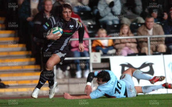 10.11.07 - Ospreys v Bourgoin - Heineken Cup - Ospreys' Gavin Henson scores try as Bourgoin's Benjamin Boyet tries to tackle 