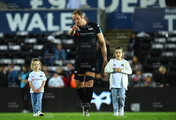200522 - Ospreys v Vodacom Bulls - United Rugby Championship - Alun Wyn Jones of Ospreys with daughters Mali and Efa at the end of the game