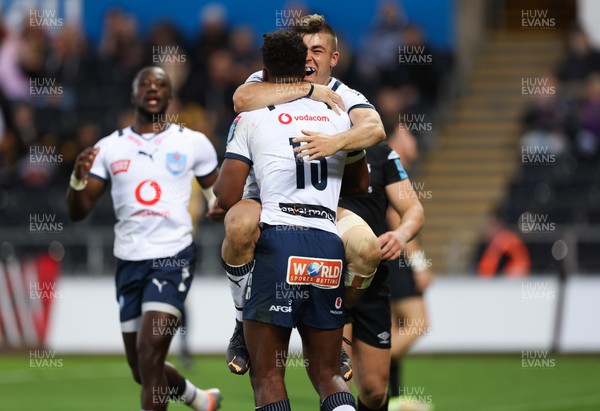 200522 - Ospreys v Vodacom Bulls, United Rugby Championship - Zak Burger of Bulls celebrates with Canan Moodie of Bulls after he races in to score try