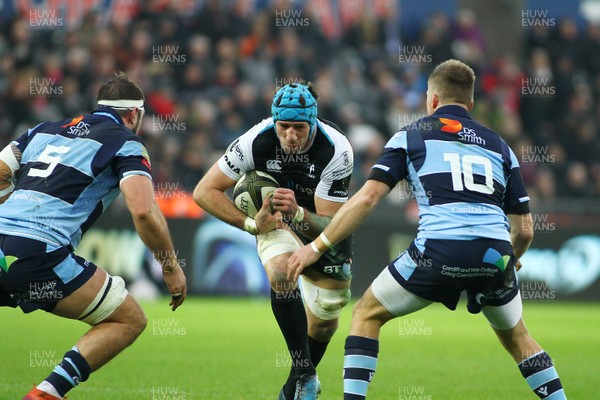050119 - Ospreys v Cardiff Blues - GuinnessPro14 - Justin Tipuric of Ospreys takes on Josh Turnbull(5) and Gareth Anscombe