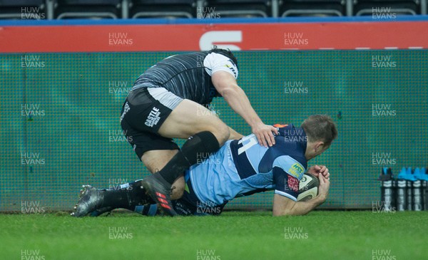 050119 - Ospreys v Cardiff Blues, Guinness PRO14 - Garyn Smith of Cardiff Blues dives on the ball to score try