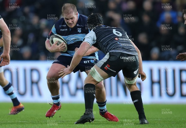 050119 - Ospreys v Cardiff Blues, Guinness PRO14 - Rhys Gill of Cardiff Blues takes on Olly Cracknell of Ospreys