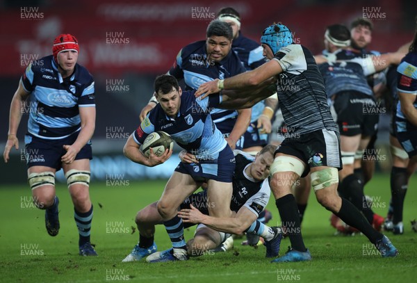 050119 - Ospreys v Cardiff Blues, Guinness PRO14 - Tomos Williams of Cardiff Blues is tackled by Aled Davies of Ospreys and Justin Tipuric of Ospreys