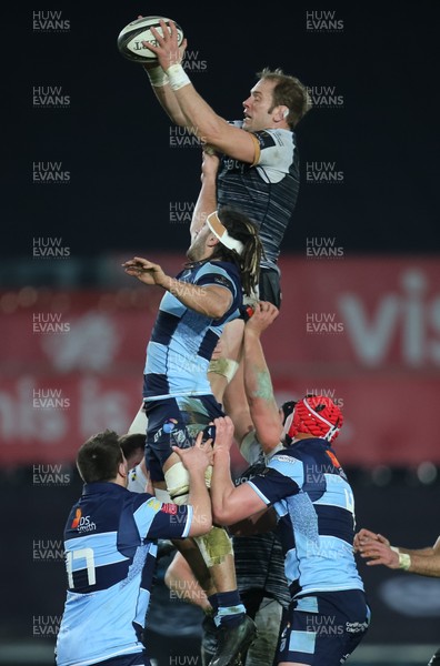 050119 - Ospreys v Cardiff Blues, Guinness PRO14 - Alun Wyn Jones of Ospreys wins the line out ball as Josh Navidi of Cardiff Blues challenges