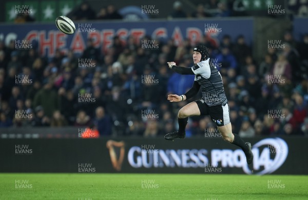 050119 - Ospreys v Cardiff Blues, Guinness PRO14 - Sam Davies of Ospreys spins out a long pass to George North of Ospreys
