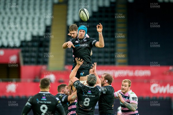 060119 - Ospreys v Cardiff Blues, Guinness PRO14 - Justin Tipuric of Ospreys wins the line out ball 