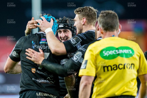 060119 - Ospreys v Cardiff Blues, Guinness PRO14 - Justin Tipuric of Ospreys Celebrates his second half try with team mates 