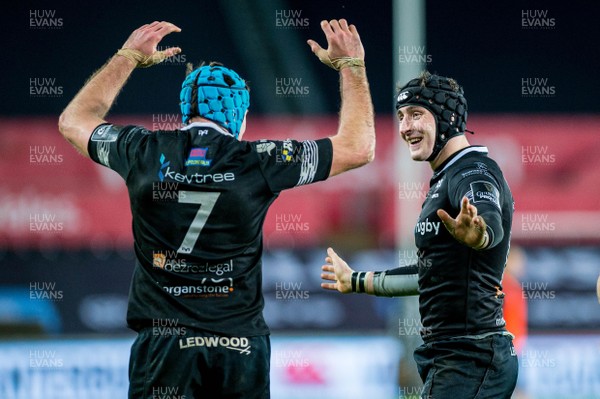 060119 - Ospreys v Cardiff Blues, Guinness PRO14 - Justin Tipuric of Ospreys Celebrates his second half try with Sam Davies 