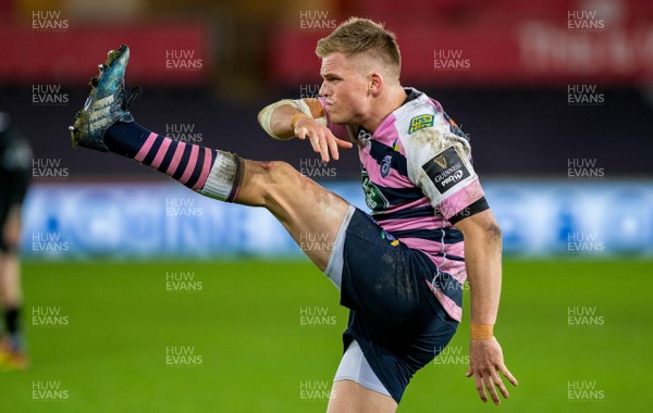 060119 - Ospreys v Cardiff Blues, Guinness PRO14 - Gareth Anscombe of Cardiff Blues warms up 