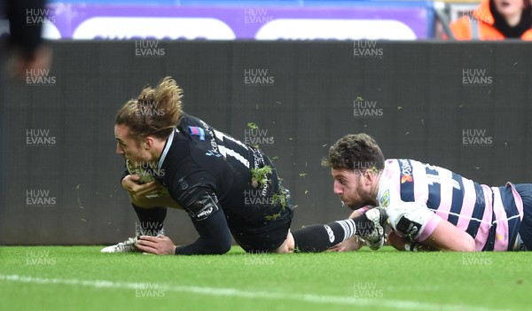 060118 - Ospreys v Cardiff Blues - Guinness PRO14 - Jeff Hassler of Ospreys beats Alex Cuthbert of Cardiff Blues to score try
