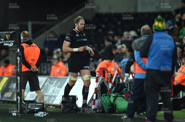 060118 - Ospreys v Cardiff Blues - Guinness PRO14 - Alun Wyn Jones of Ospreys leads the pitch for a head injury assessment