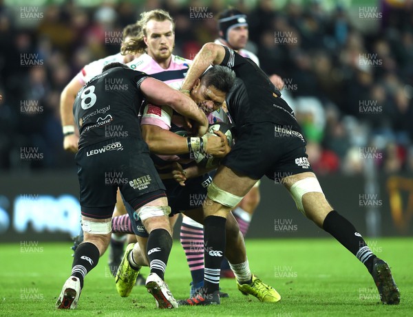 060118 - Ospreys v Cardiff Blues - Guinness PRO14 - Nick Williams of Cardiff Blues is tackled by Rob McCusker and Justin Tipuric of Ospreys