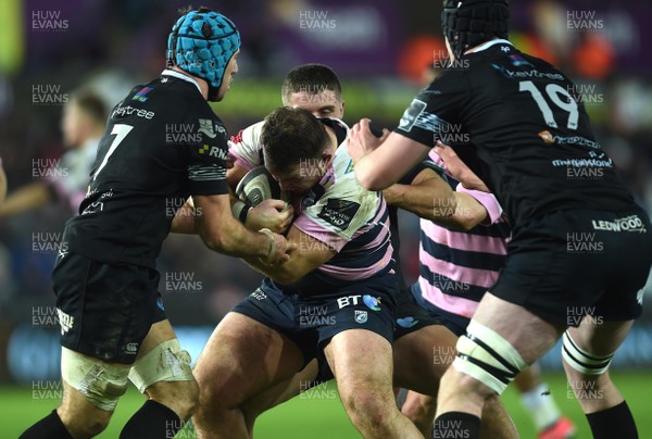 060118 - Ospreys v Cardiff Blues - Guinness PRO14 - Dillon Lewis of Cardiff Blues is tackled by Justin Tipuric of Ospreys
