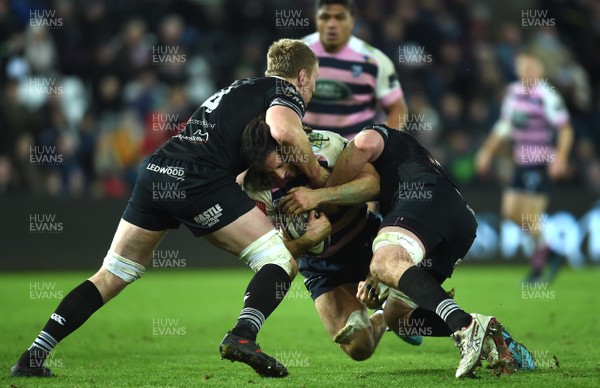 060118 - Ospreys v Cardiff Blues - Guinness PRO14 - Josh Navidi of Cardiff Blues is tackled by Bradley Davies and Rob McCusker of Ospreys