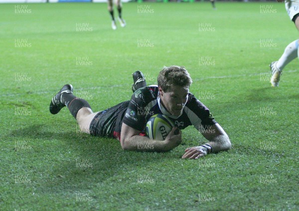 151113 Ospreys v Cardiff Blues - LV=Cup -Ospreys' Jonathan Spratt dives in to score