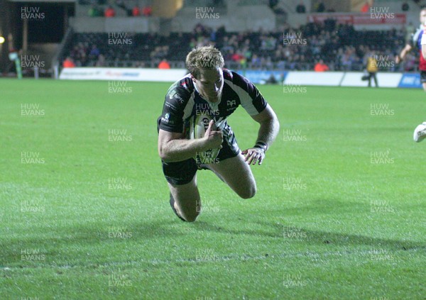 151113 Ospreys v Cardiff Blues - LV=Cup -Ospreys' Jonathan Spratt dives in to score