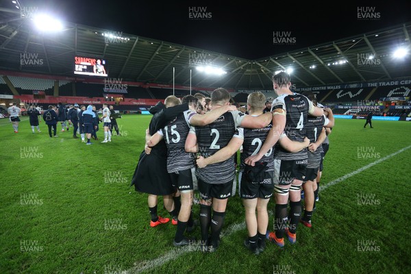 211219 - Ospreys v Cardiff Blues - Guinness PRO14 - Ospreys team huddle at full time