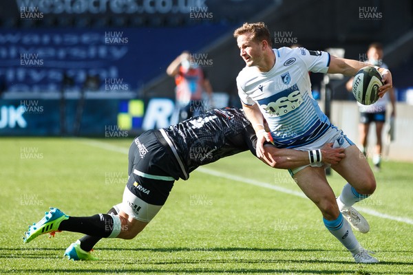 240421 - Ospreys v Cardiff Blues - Guinness PRO14 Rainbow Cup - Hallam Amos of Cardiff Blues offloads as he is tackled by George North of Ospreys