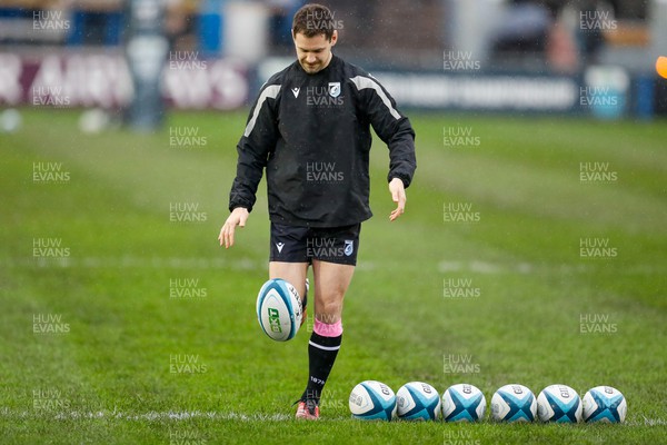 010124 - Ospreys v Cardiff Rugby - United Rugby Championship - Cardiff Rugby players warm up