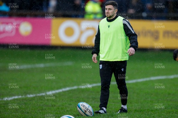 010124 - Ospreys v Cardiff Rugby - United Rugby Championship -  Cardiff Rugby players warm up