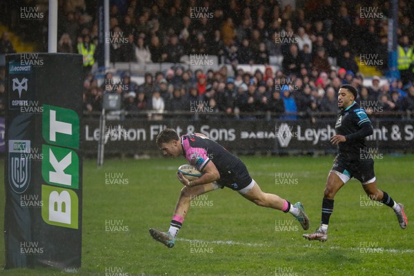 010124 - Ospreys v Cardiff Rugby - United Rugby Championship - Mason Grady  of Cardiff Rugby goes over for try