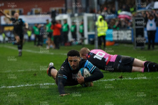 010124 - Ospreys v Cardiff Rugby - United Rugby Championship - Keelan Giles of Ospreys scores a try
