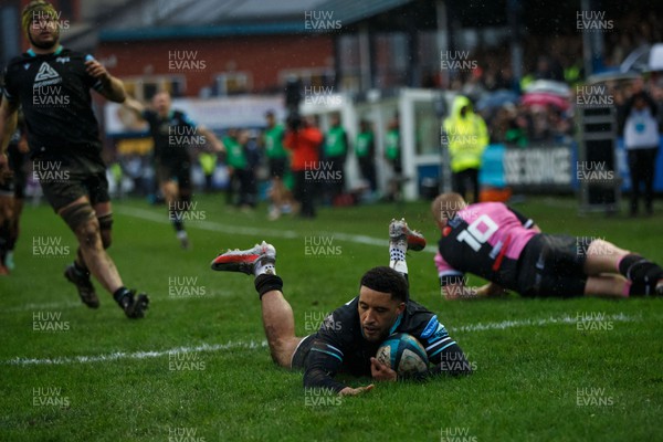 010124 - Ospreys v Cardiff Rugby - United Rugby Championship - Keelan Giles of Ospreys scores a try