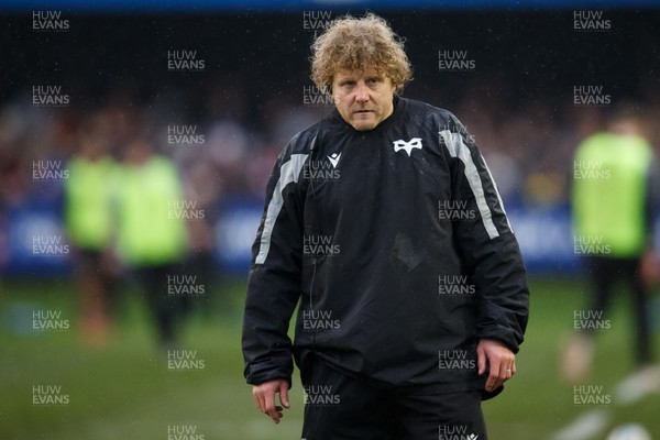 010124 - Ospreys v Cardiff Rugby - United Rugby Championship - Ospreys coach  Duncan Jones during the warm up