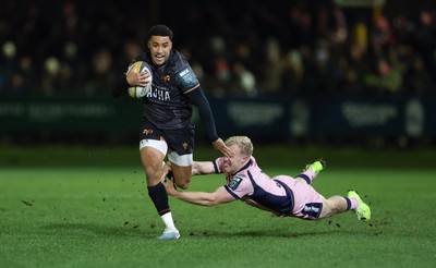 010126 - Ospreys v Cardiff Rugby, United Rugby Championship - Keelan Giles of Ospreys beats Johan Mulder of Cardiff Rugby and races in to score try