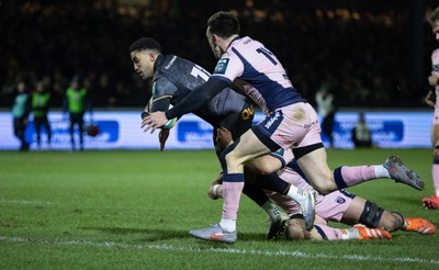 010126 - Ospreys v Cardiff Rugby, United Rugby Championship - Keelan Giles of Ospreys powers over to score try