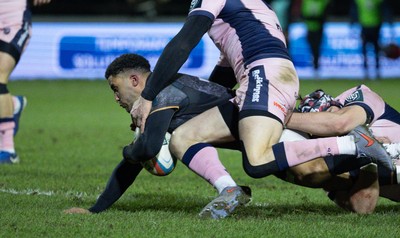 010126 - Ospreys v Cardiff Rugby, United Rugby Championship - Keelan Giles of Ospreys powers over to score try