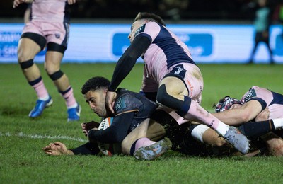 010126 - Ospreys v Cardiff Rugby, United Rugby Championship - Keelan Giles of Ospreys powers over to score try