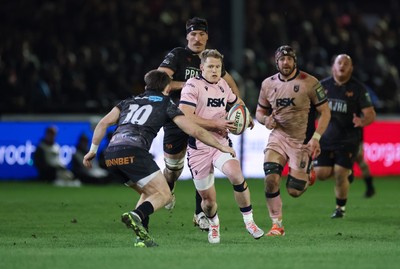 010126 - Ospreys v Cardiff Rugby, United Rugby Championship - Aled Davies of Cardiff Rugby takes on Dan Edwards of Ospreys