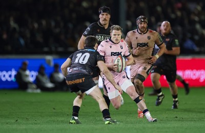 010126 - Ospreys v Cardiff Rugby, United Rugby Championship - Aled Davies of Cardiff Rugby takes on Dan Edwards of Ospreys