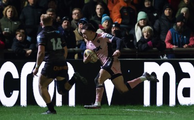 010126 - Ospreys v Cardiff Rugby, United Rugby Championship - Josh Adam of Cardiff Rugby races in to score try