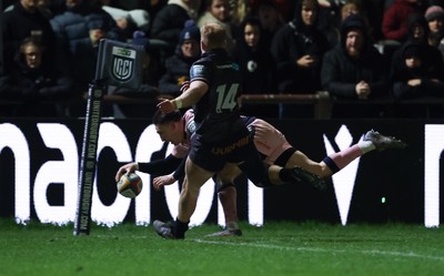 010126 - Ospreys v Cardiff Rugby, United Rugby Championship - Josh Adam of Cardiff Rugby races in to score try
