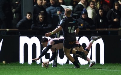 010126 - Ospreys v Cardiff Rugby, United Rugby Championship - Josh Adam of Cardiff Rugby races in to score try