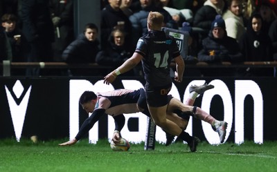 010126 - Ospreys v Cardiff Rugby, United Rugby Championship - Josh Adam of Cardiff Rugby races in to score try